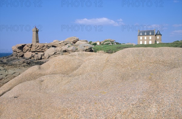 France, Bretagne, Cotes d'Armor, cote de granit rose
phare de pors kamor, rochers aux formes evocatrices, ploumanach, maison du littoral