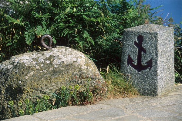 France, Bretagne, Cotes d'Armor, cote du goelo, saint quay portrieux, sentier littoral, borne decoree d'une ancre,