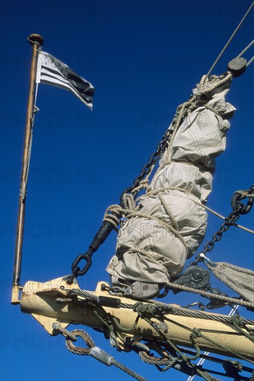 France, Bretagne, Cotes d'Armor, Paimpol, detail d'un voilier au port, voile pliee, vieux greement, navigation,