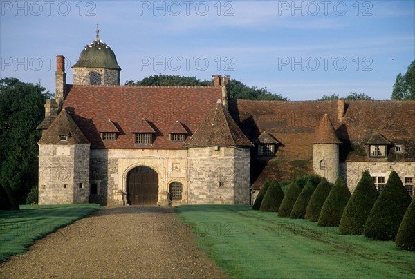 France, Haute Normandie, Seine Maritime, varengeville, manoir d'ango, porterie, entree, chemin, allee bordee d'arbre tailles,