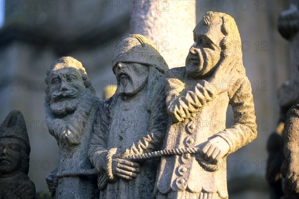 France, Bretagne, Finistere nord, circuit des enclos paroissiaux, enclos paroissial de saint thegonnec, detail du calvaire, personnages, larrons,