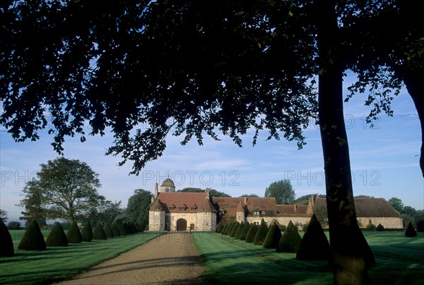 France, Haute Normandie, Seine Maritime, varengeville, manoir d'ango, porterie, entree, chemin, allee bordee d'arbre tailles,