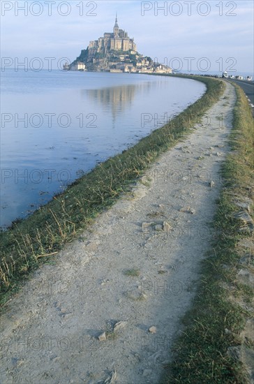 France, Basse Normandie, Manche, pays de la baie du Mont-Saint-Michel, digue menant au mont, maree haute, grande maree,