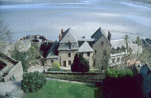 France, Basse Normandie, Manche, pays de la baie du Mont-Saint-Michel, depuis les marches de l'abbaye, habitat, maisons du mont