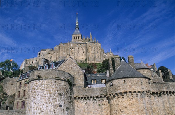 France, Basse Normandie, Manche, pays de la baie, au pied des remparts du Mont-Saint-Michel, remparts, tour, maisons,