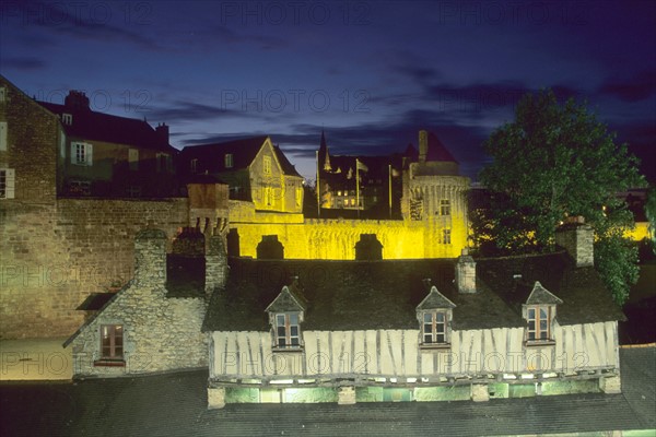 France, Bretagne, Morbihan, Vannes, golfe du Morbihan, maisons a pans de bois, colombages, habitat traditionnel, les anciens lavoirs et les remparts au fond, la tour du connetable, nuit, eclairage,