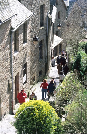 France, Basse Normandie, Manche, pays de la baie du Mont-Saint-Michel, depuis les marches de l'abbaye, habitat, maisons du mont, grande rue