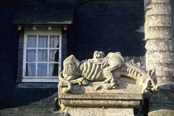 France, Bretagne, Finistere nord, pays du leon, roscoff, 
detail habitation, lucarne decor d'un monstre, dragon, granit, habitat traditionnel,