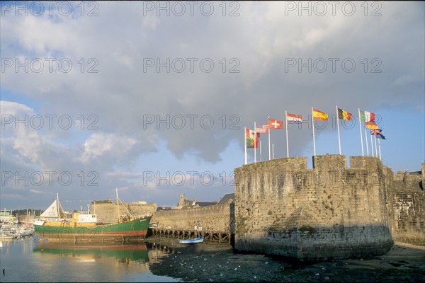 France, Bretagne, Finistere sud, Cornouaille, Concarneau, entree de la ville close, fortification vauban, autour de la ville close
bateau musee de la peche, chalutier hemerica,