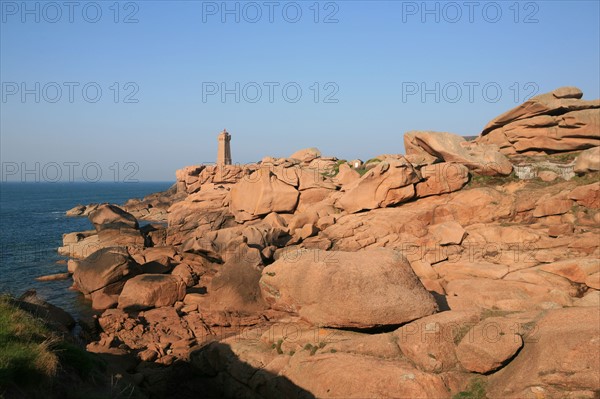 France, Bretagne, Cotes d'Armor, cote de granit rose
phare de pors kamor, rochers aux formes evocatrices, ploumanach,