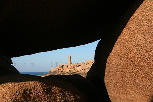 France, Bretagne, Cotes d'Armor, cote de granit rose
phare de pors kamor, rochers aux formes evocatrices, ploumanach,