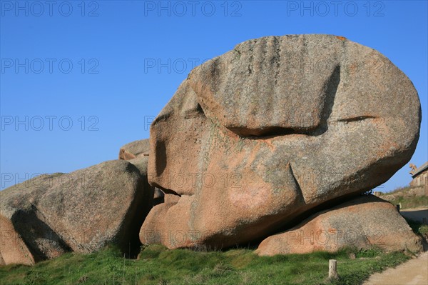 France, Bretagne, Cotes d'Armor, cote de granit rose, ploumanach, 
phare de pors kamor, rochers aux formes evocatrices,