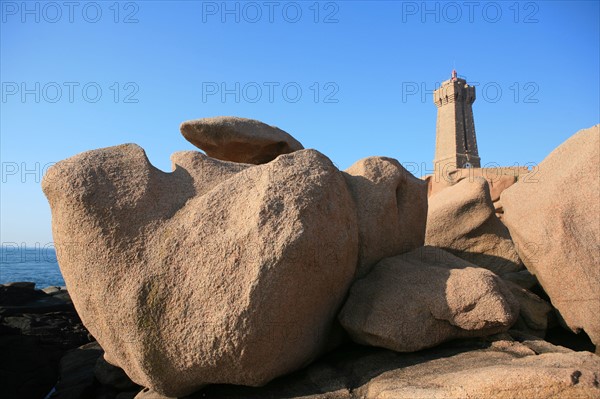 France, Bretagne, Cotes d'Armor, cote de granit rose, ploumanach, phare de pors kamor, rochers aux formes evocatrices,