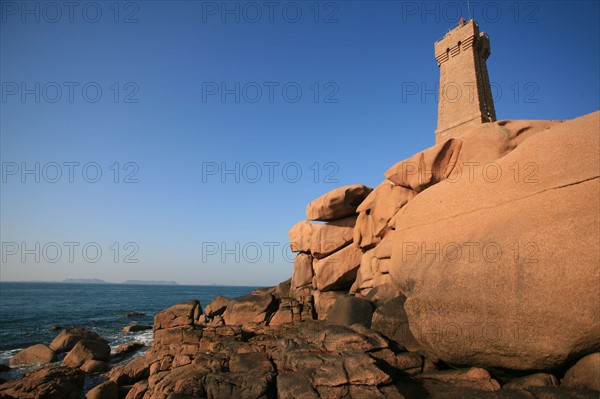 France, Bretagne, Cotes d'Armor, cote de granit rose, ploumanach, phare de pors kamor, rochers aux formes evocatrices, maree basse,