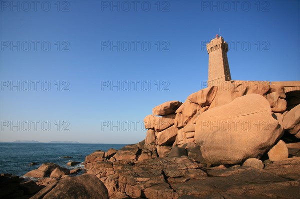 France, Bretagne, Cotes d'Armor, cote de granit rose, ploumanach, phare de pors kamor, rochers aux formes evocatrices, maree basse,