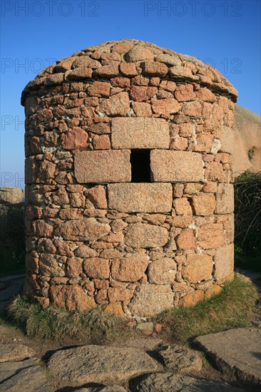 France, Bretagne, Cotes d'Armor, cote de granit rose, ploumanach, guerite, casemate, touurelle,