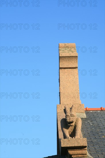 France, Bretagne, Cotes d'Armor, cote de granit rose, ploumanach, detail de la chapelle,