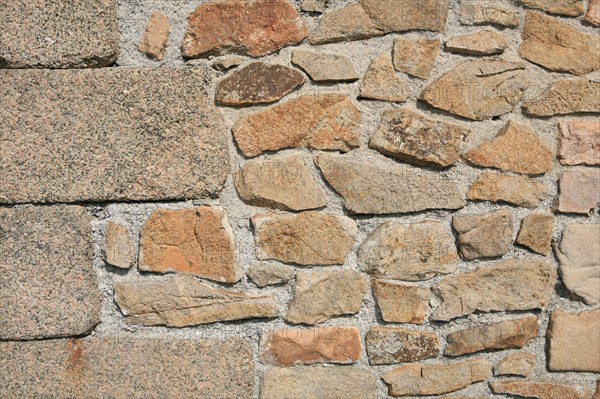 France, Bretagne, Cotes d'Armor, cote de granit rose, ploumanach, port de la Clarte, ar sklerder, plage, rivage, chemin cotier, detail mur de grait, habitat, construction,