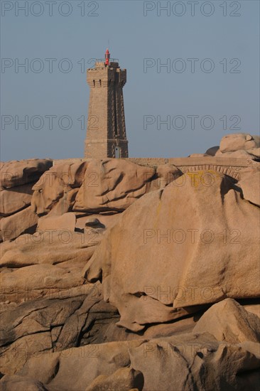 France, Bretagne, Cotes d'Armor, cote de granit rose, ploumanach, phare de pors kamor, rochers aux formes evocatrices, vue depuis la mer,