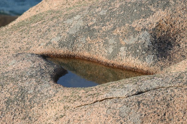 France, Bretagne, Cotes d'Armor, cote de granit rose, ploumanach, rochers aux formes evocatrices, coeur dans la roche,