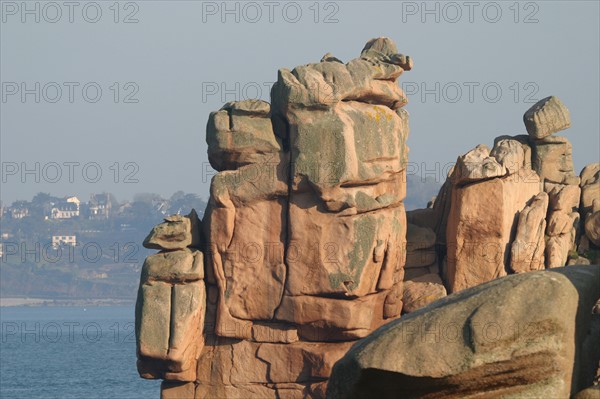 France, Bretagne, Cotes d'Armor, cote de granit rose, ploumanach, rochers aux formes evocatrices, vue sur perros guirec,