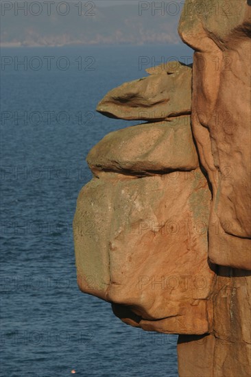 France, Bretagne, Cotes d'Armor, cote de granit rose, ploumanach, rochers aux formes evocatrices,