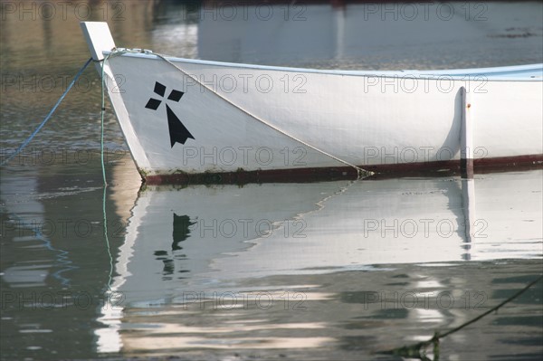 France, Bretagne, Cotes d'Armor, cote de granit rose, ploumanach, port de la Clarte, ar sklerder, bateaux de plaisance, hermine, embleme Bretagne,