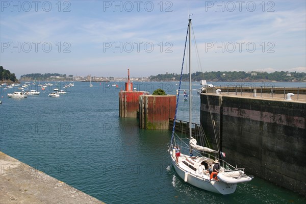 France, Bretagne, Cotes d'Armor, vallee de la rance, au niveau du barrage de la rance
vers la mer, bateaux de plaisance, ecluse, voilier,