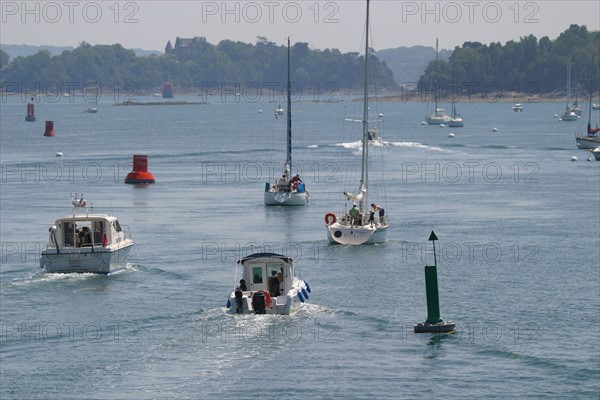 France, Bretagne, Cotes d'Armor, vallee de la Rance, au niveau du barrage de la Rance
voiliers et vedettes passant l'ecluse, vers l'amont,