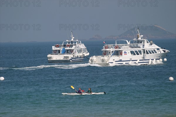 France, Bretagne, Cotes d'Armor, cote de granit rose, perros guirec, plage de trestraou, vedettes des sept iles et kayak de mer, loisirs,