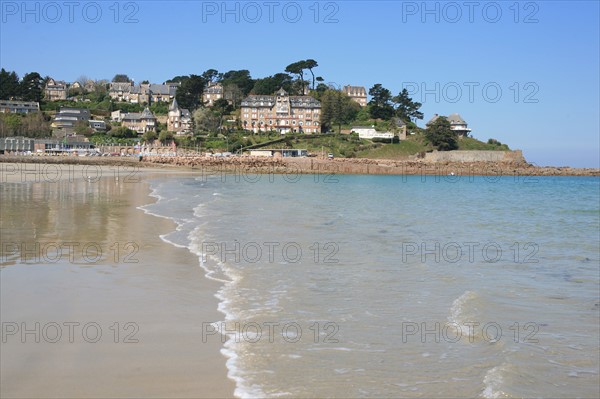 France, Bretagne, Cotes d'Armor, cote de granit rose, perros guirec, plage de trestraou, vague, grande maison, villa, hotel