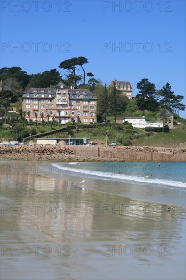 France, Bretagne, Cotes d'Armor, cote de granit rose, perros guirec, plage de trestraou, vague, grande maison, villa, hotel