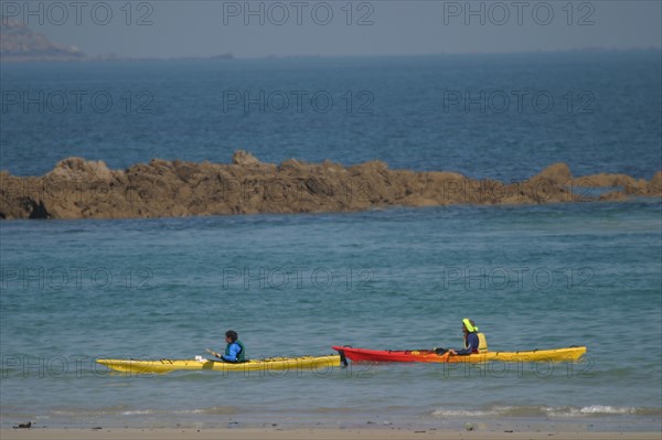 France, Bretagne, Cotes d'Armor, cote de granit rose, perros guirec, plage de trestraou, kayak de mer, rocher,