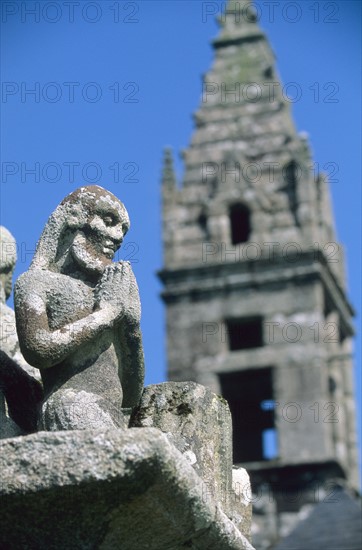 France, Bretagne, Cotes d'Armor, pestivien, calvaire, detail personnage sculpte, religion, clocher d el'eglise,