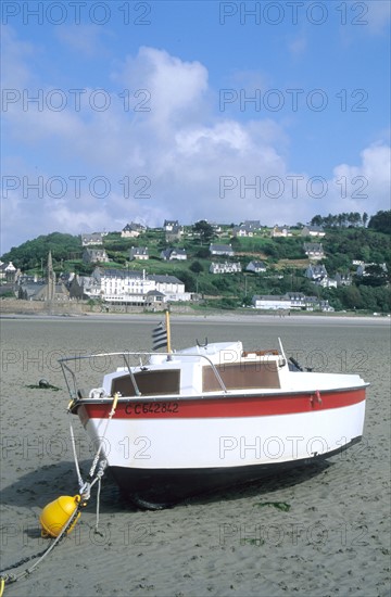 France, Bretagne, Cotes d'Armor, saint michel en greve, lieue de greve, maree basse, petit bateau echoue,