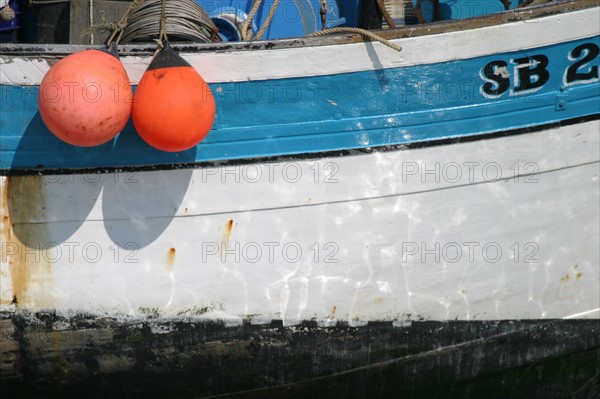 France, Bretagne, Cotes d'Armor, cote d'Emeraude, erquy, port de peche, detail bouee defense et coque de bateau,