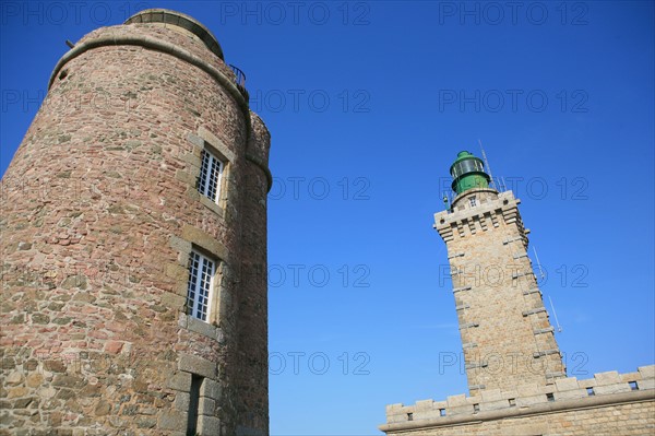 France, Bretagne, Cotes d'Armor, cote d'Emeraude, cap Frehel, la vieille tour et le phare, signalisation maritime, granit,