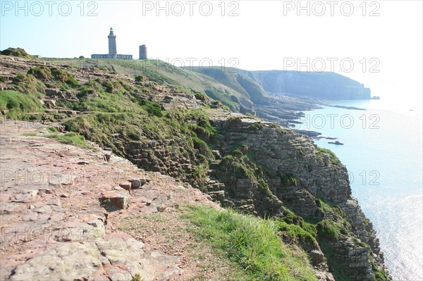 France, Bretagne, Cotes d'Armor, cote d'Emeraude, cap Frehel, casemate, sentier des douaniers, chemin littoral, GR 34, randonnee, falaises du cap Frehel, detail roche rouge, phare,