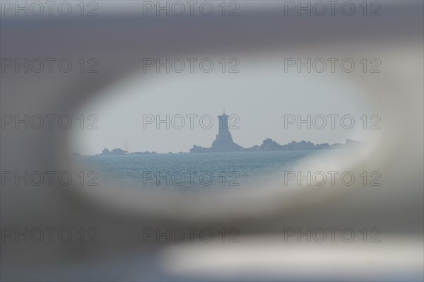 France, Bretagne, Cotes d'Armor, cote de granit rose, les sept iles, croisiere aux sept iles, phare des Triagoz. etabli sur la roche de Guen-Bras dans le plateau des Triagoz, vu depuis une vedette,