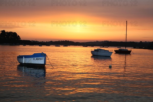 France, Bretagne, Côtes d'Armor, cote de granit rose, Trégastel, barques, marée haute, lever de soleil,