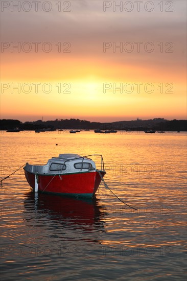 France, Bretagne, Côtes d'Armor, cote de granit rose, Trégastel, petit bateau de plaisance, marée haute, lever de soleil,
