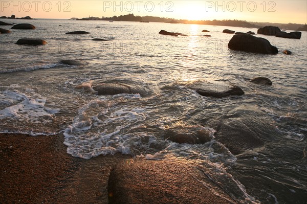 France, Bretagne, Cotes d'Armor, cote de granit rose, Tregastel, rochers, plage, vagues, soleil couchant