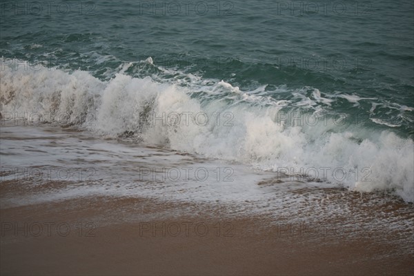 France, Bretagne, Cotes d'Armor, cote de granit rose, Tregastel, rochers, plage, vagues,