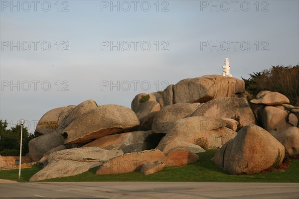 France, Bretagne, Cotes d'Armor, cote de granit rose, Tregastel, rochers, plage, vagues, l'aquarium et le pere eternel