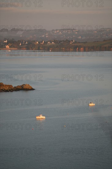 France, Bretagne, Cotes d'Armor, baie de Paimpol, cote du goelo, depuis les hauteurs de saint rion pres de la chapelle sainte barbe, vue sur la pointe de guilben