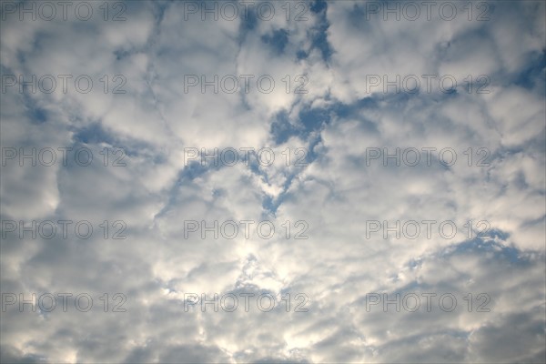 France, Bretagne, Cotes d'Armor, baie de saint brieuc, pointe du roselier, ciel nuageux, nuages, trouees de lumiere sur la mer,