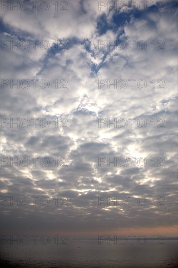 France, Bretagne, Cotes d'Armor, baie de saint brieuc, pointe du roselier, ciel nuageux, nuages, trouees de lumiere sur la mer,