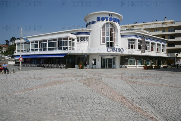 France, Bretagne, Cotes d'Armor, pleneuf val-Andre, la grande plage du val Andre, casino, paves, motif rose des vents au sol,