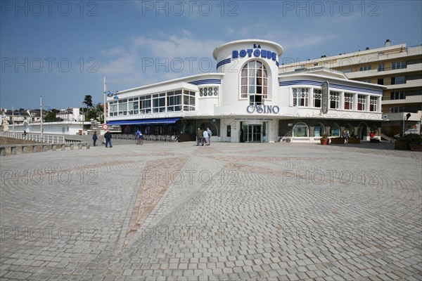 France, Bretagne, Cotes d'Armor, pleneuf val-Andre, la grande plage du val Andre, casino, paves, motif rose des vents au sol,