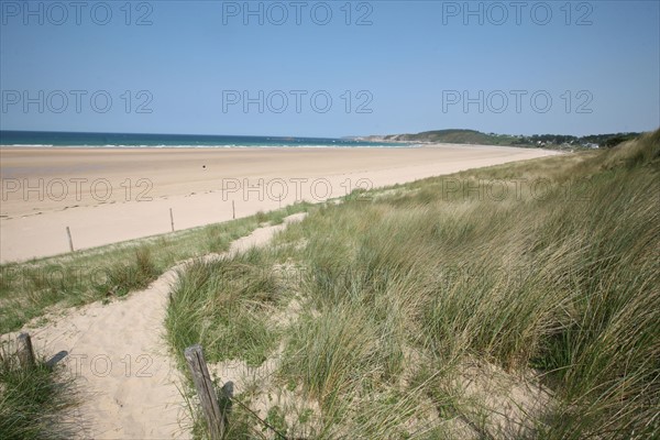 France, Bretagne, Cotes d'Armor, cote d'Emeraude, sables d'or les pins, la plage, et les dunes,